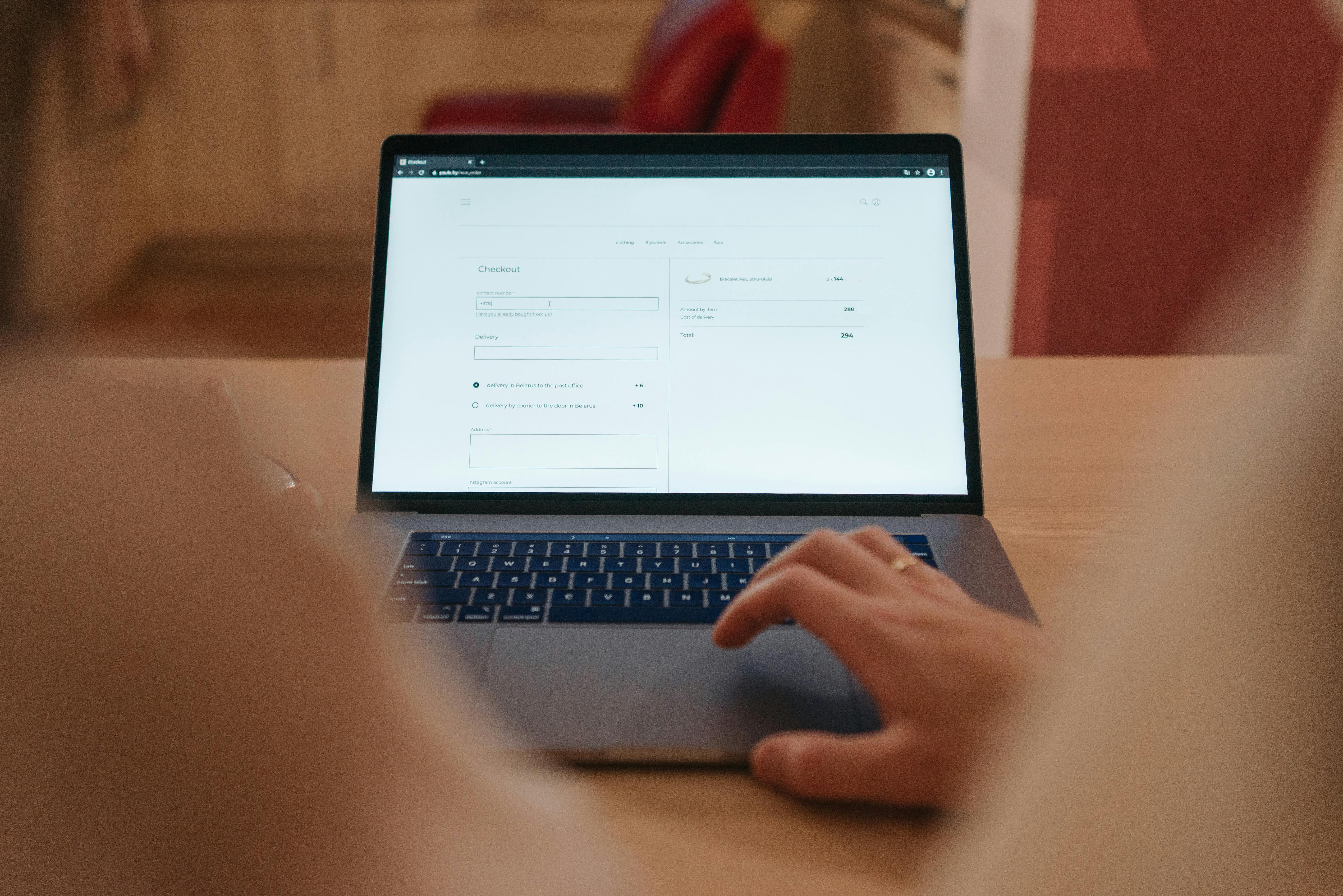 Browser developer tools showing screenshot options